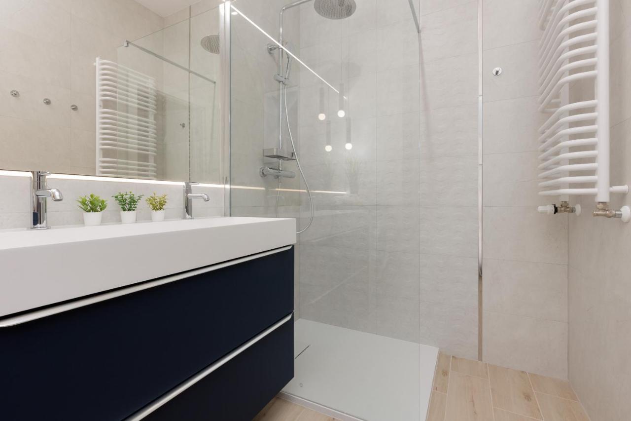 Apartment Avenue Solidarnosci On Wola By Noclegi Renters ワルシャワ エクステリア 写真